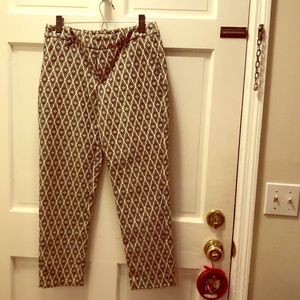 Super cute black and ivory ankle pant